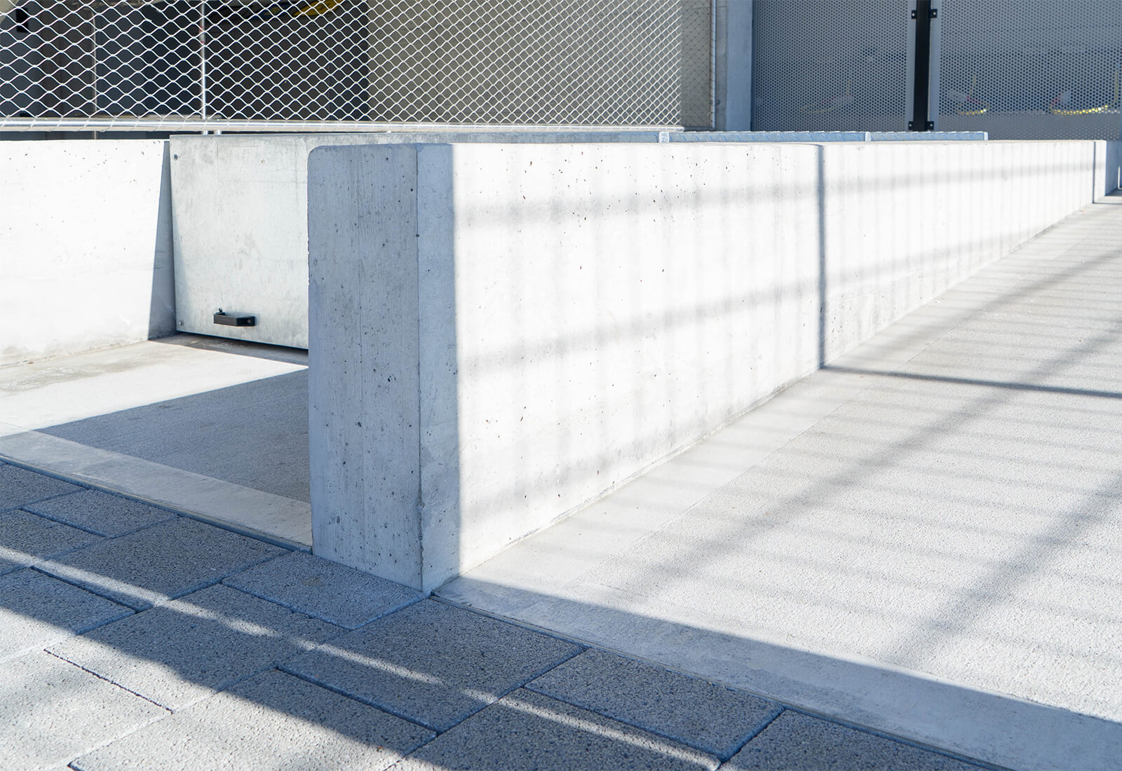 Pierres de drainage et dalles angulaires en béton destinées à la rénovation de la salle polyvalente de Port