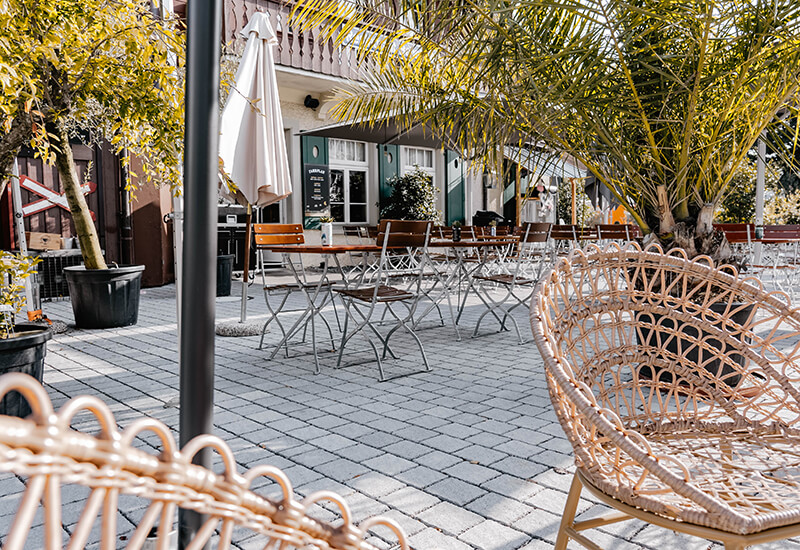 Die Aussenterrasse wurde mit Ökosteinen aus Beton verlegt.