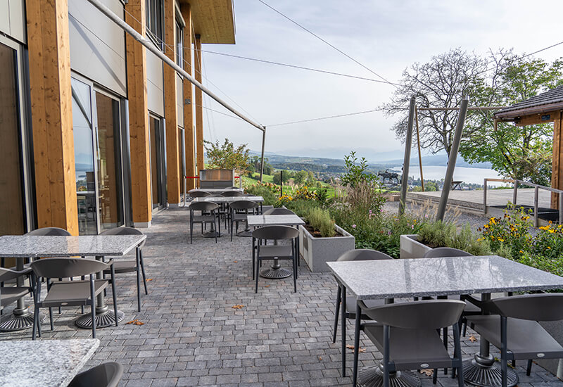FRIEDA-Pflastersteine sind ideal für die Gestaltung eines Terrassenplatzes bei einem Restaurant.