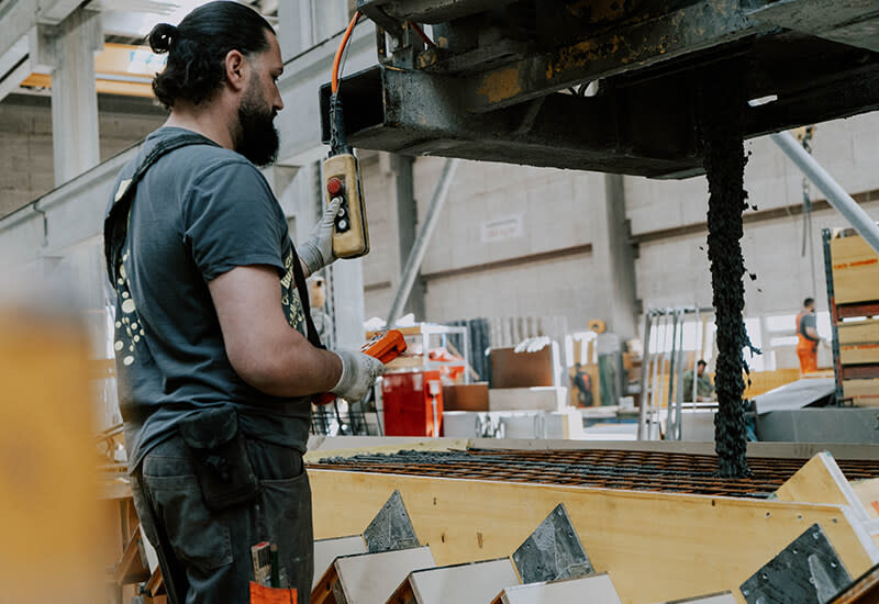 Des employés travaillant à la fabrication d'un escalier en béton avec le béton DEKAR<sup>®</sup>
