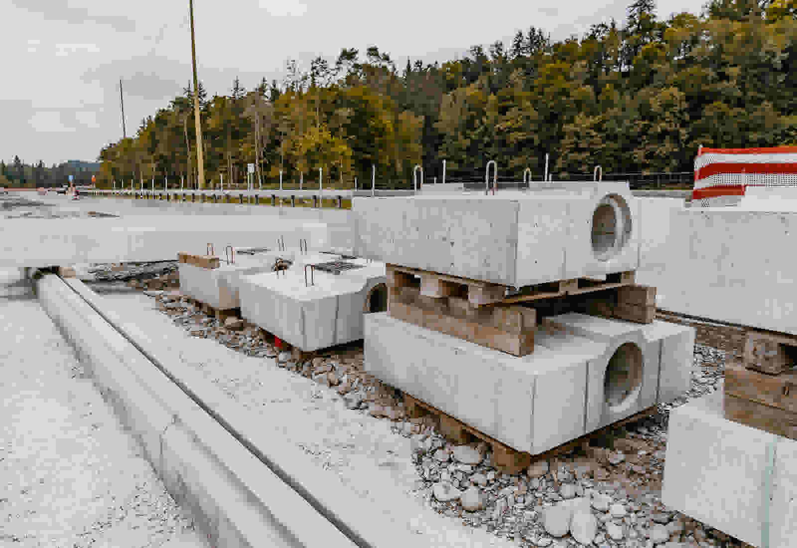 Caniveaux à fente et regards pour l'autoroute entre Thoune et Spiez