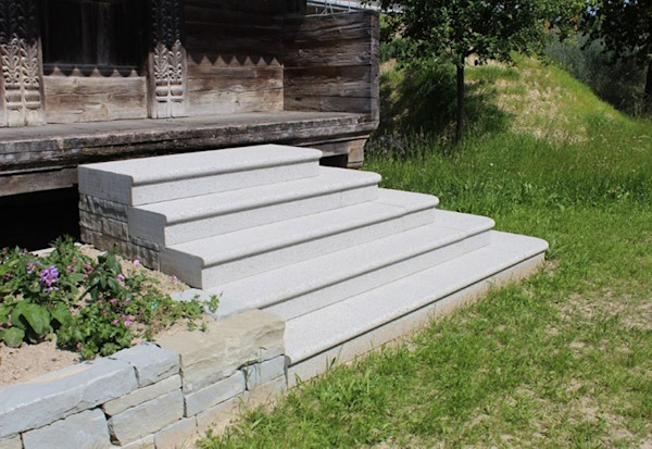 Les escaliers sont plus que fonctionnels : ils allient esthétique et utilité, marquent l’espace et donnent de la personnalité à l’architecture. La Betonmanufactur réalise des escaliers uniques, durables et sur mesure.