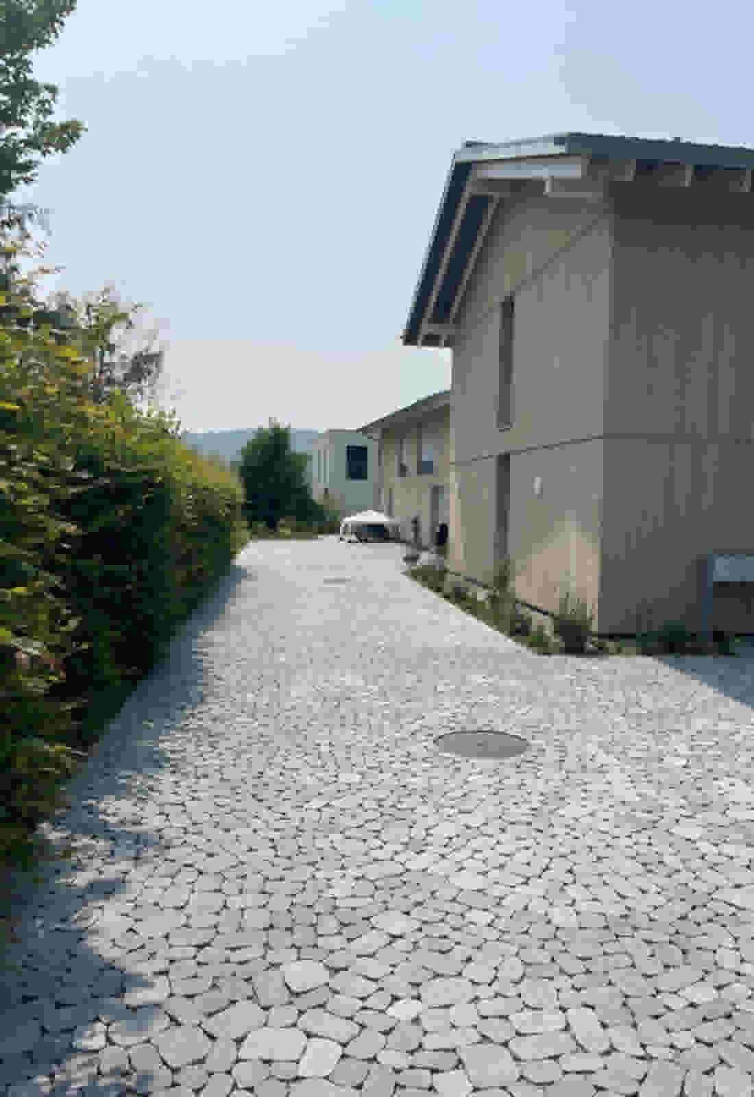ARENA VISTA® Pflastersteine für einen Vorplatz in Meyriez
