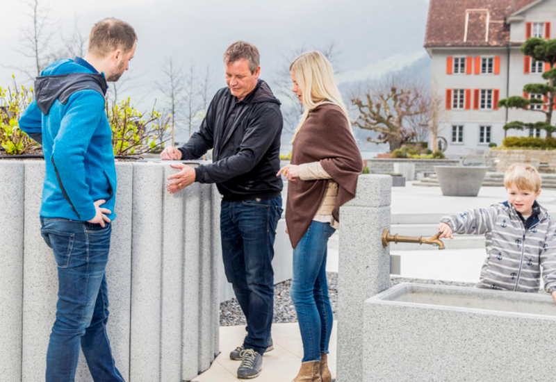 Conseil à la clientèle dans l'exposition de Stansstad