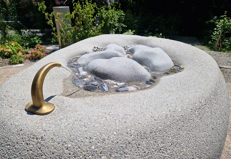 Fontaine en béton de forme amorphe