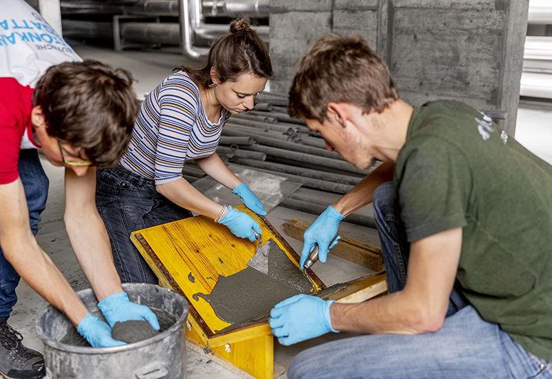 Fabrication d'un canoë en béton dans l'atelier