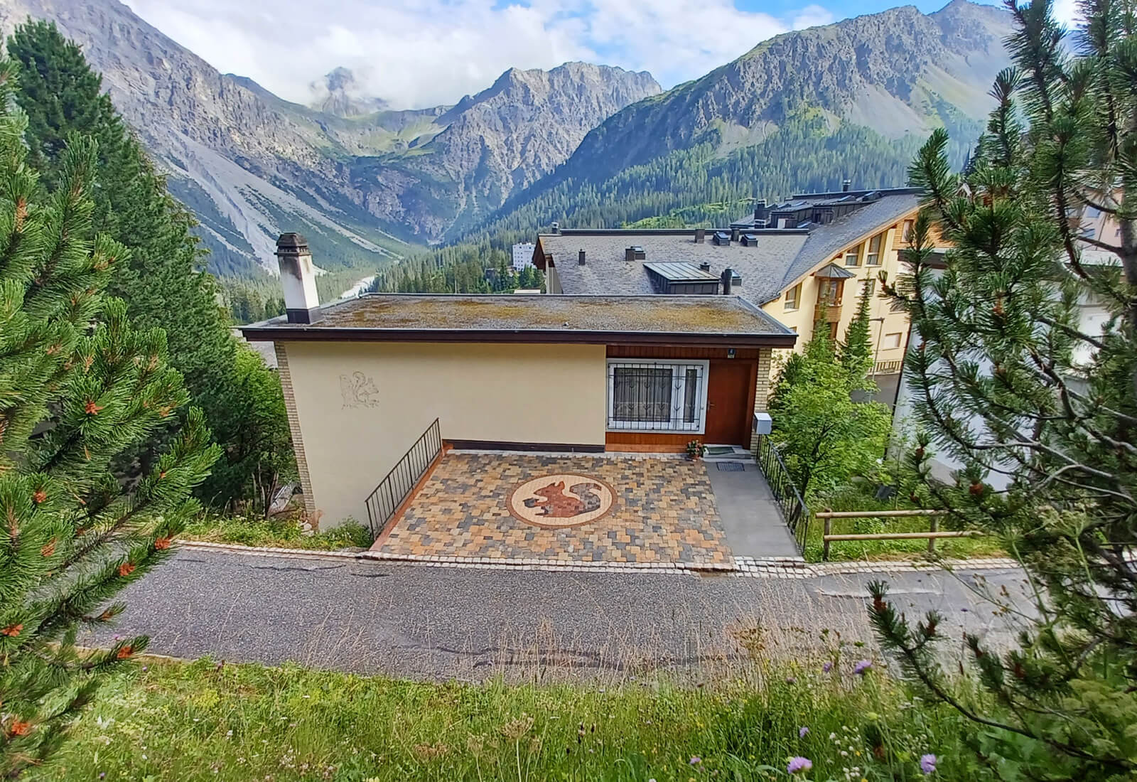 Vorplatz mit Eichhörnli-Motiv in Arosa