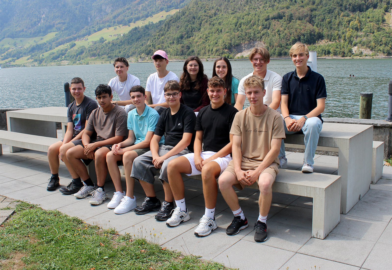 Début de la formation de nos douze nouveaux apprentis. Photo de groupe sur un banc en béton au bord du lac des Quatre-Cantons