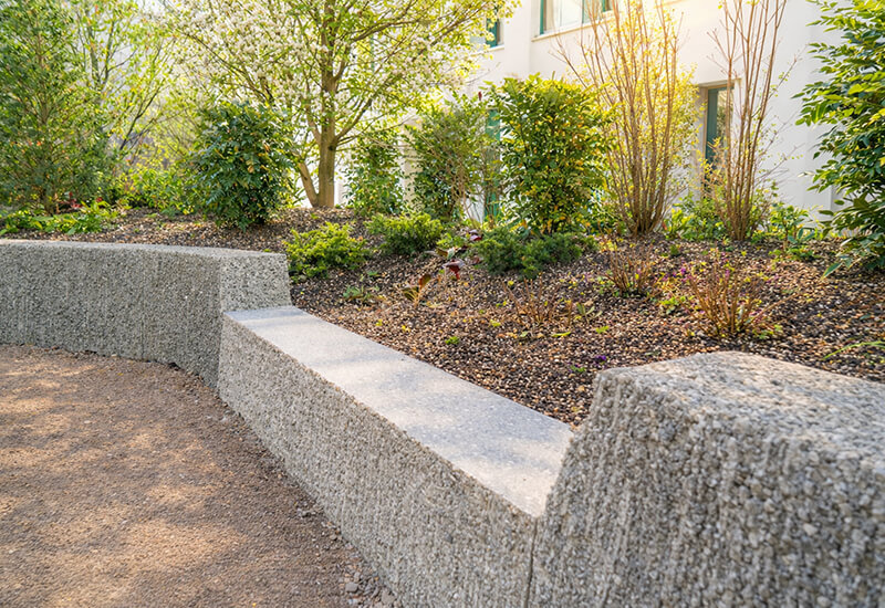 Sonderangefertigte Sitzelemente aus Beton