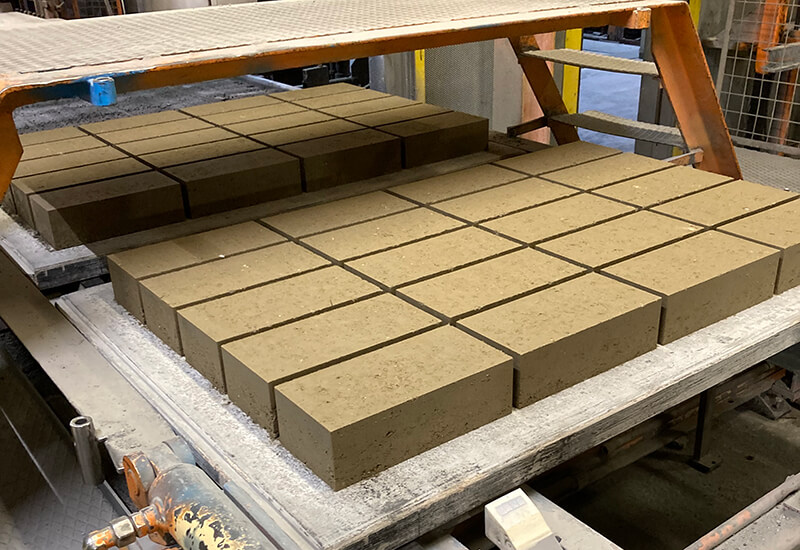 Terrabloc Pflastersteine mit Oulesse Bindemittel für ein Schulhaus