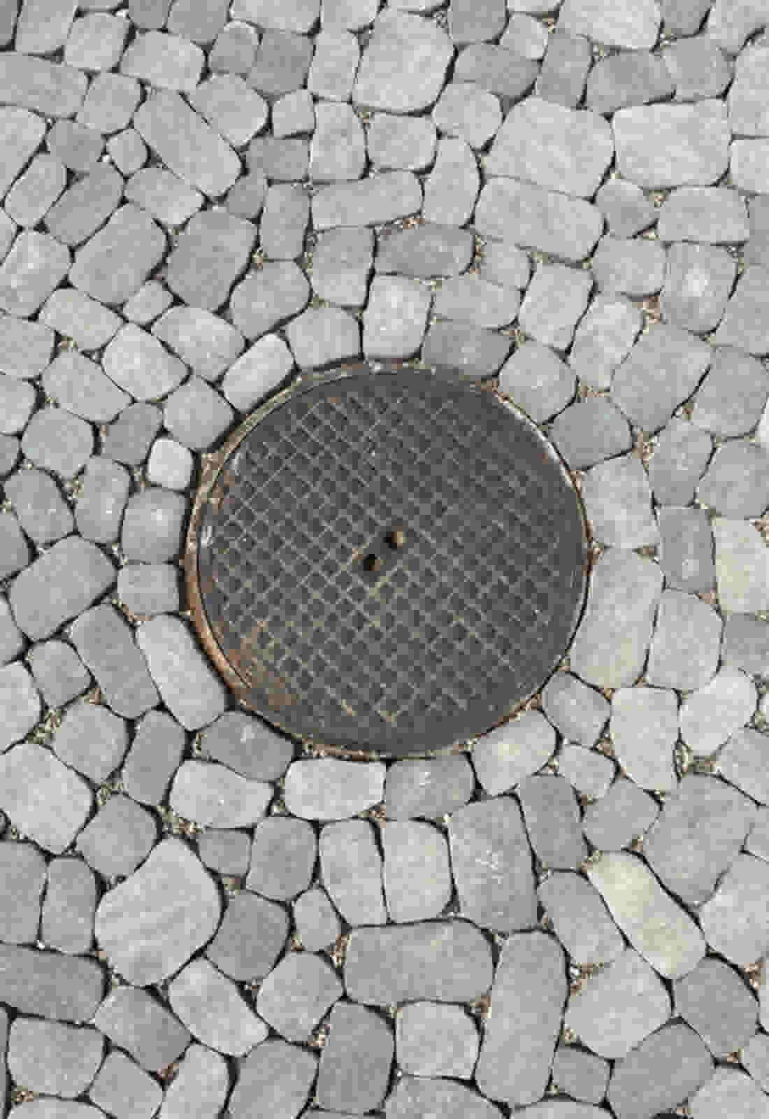 ARENA VISTA® Pflastersteine für einen Vorplatz in Meyriez