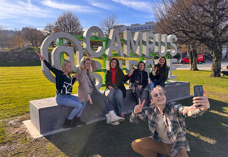 Photo de groupe Inscription en béton CAMPUS SURSEE