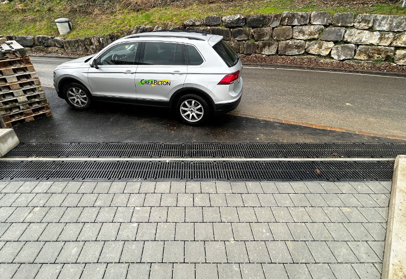 Caniveaux d'écoulement parallèles sur une esplanade