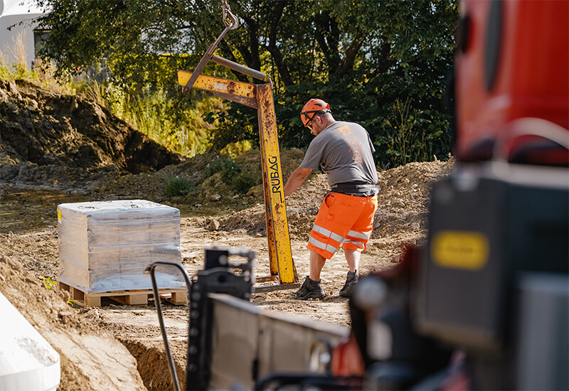Simon, chauffeur, décharge des produits en béton