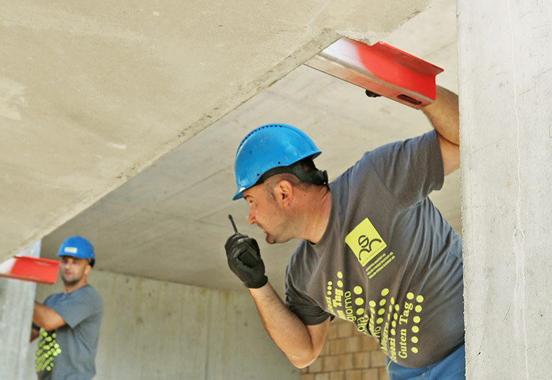 Versetzung der Balkonelemente aus Beton