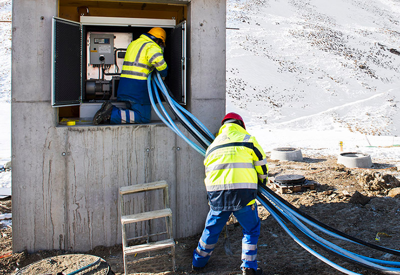 Des tubes en plastique sont accrochés et posés.