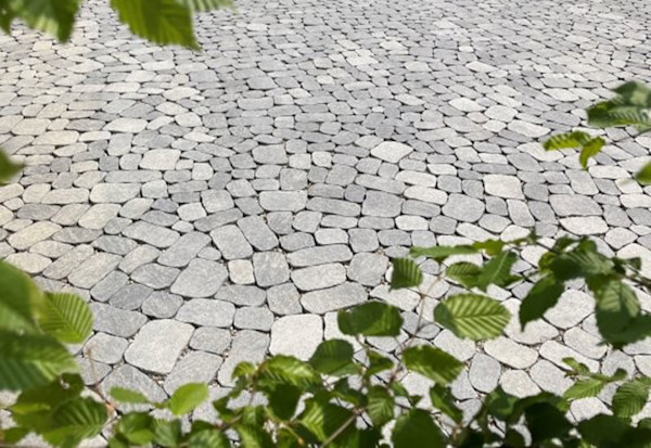 Avec le pavé ARENA Vista<sup>®</sup>, Meyriez s'est doté d'une place durable, praticable et esthétique. Esthétique, fonctionnalité et responsabilité écologique s'allient ici pour former une solution harmonieuse.