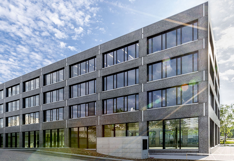 Referenzobjekt geschliffene Fassadenelemente