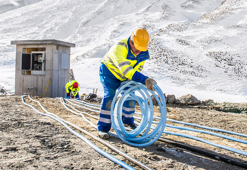 Collaborateurs lors de la pose des tubes.