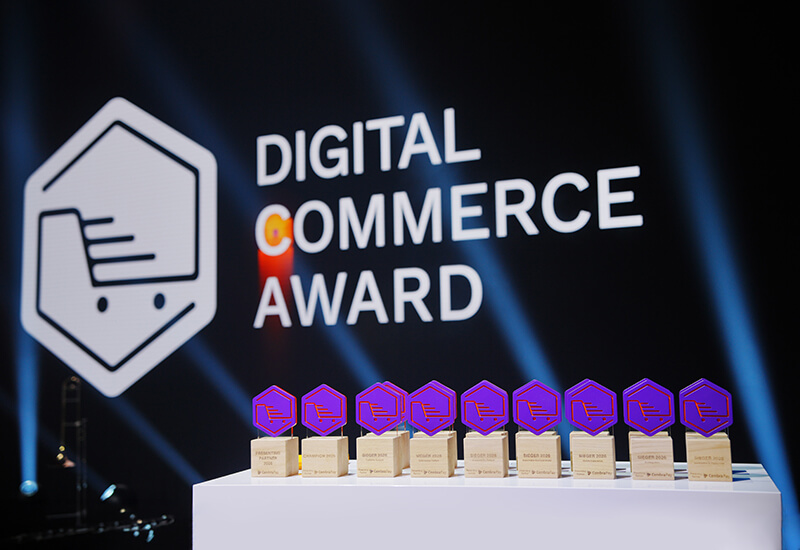 Die Bühne des Digital Commerce Award mit den bereit zu vergebenen Awards