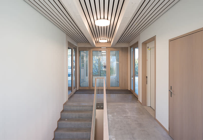 Escaliers en béton combinés avec des éléments en bois