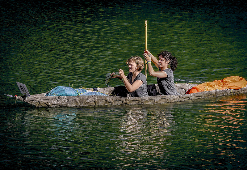 Canoë en béton tricoté