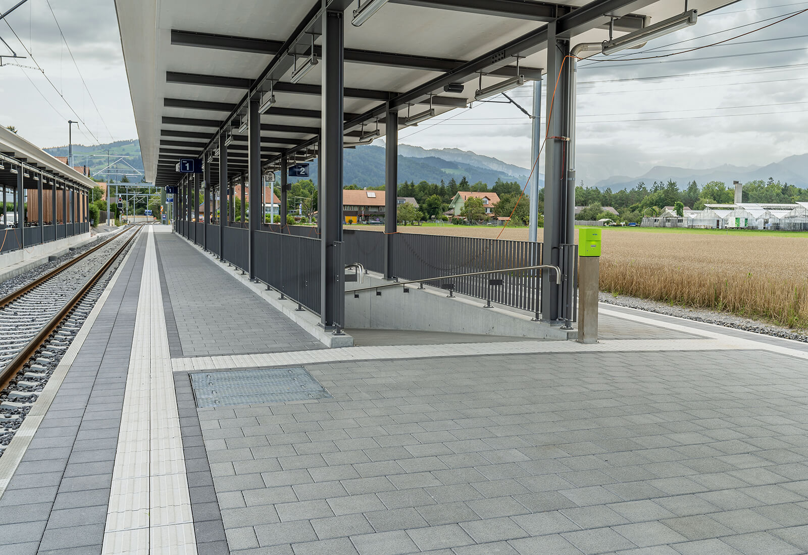Sicherheitsliniensteine Bahnhofsperron