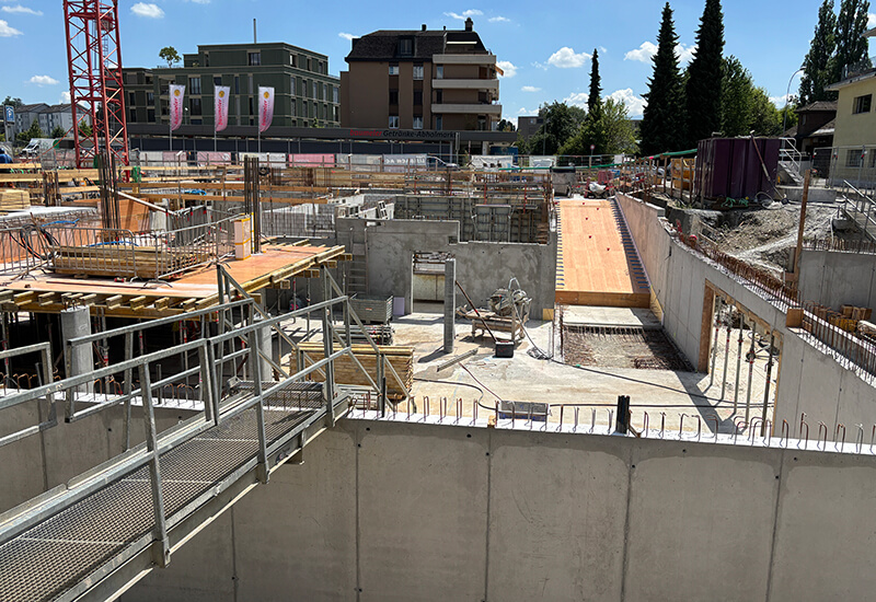 Baustelle im Rohbau mit Stützen und Wänden aus DEKAR-Beton