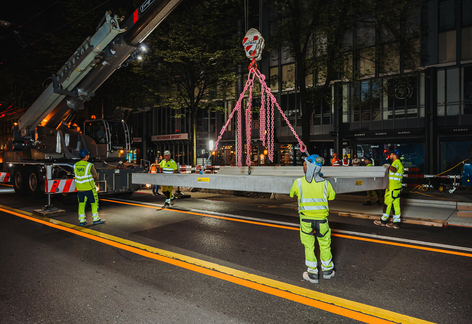 Einbau der vorfabrizierten Busfahrbahnplatten aus Beton