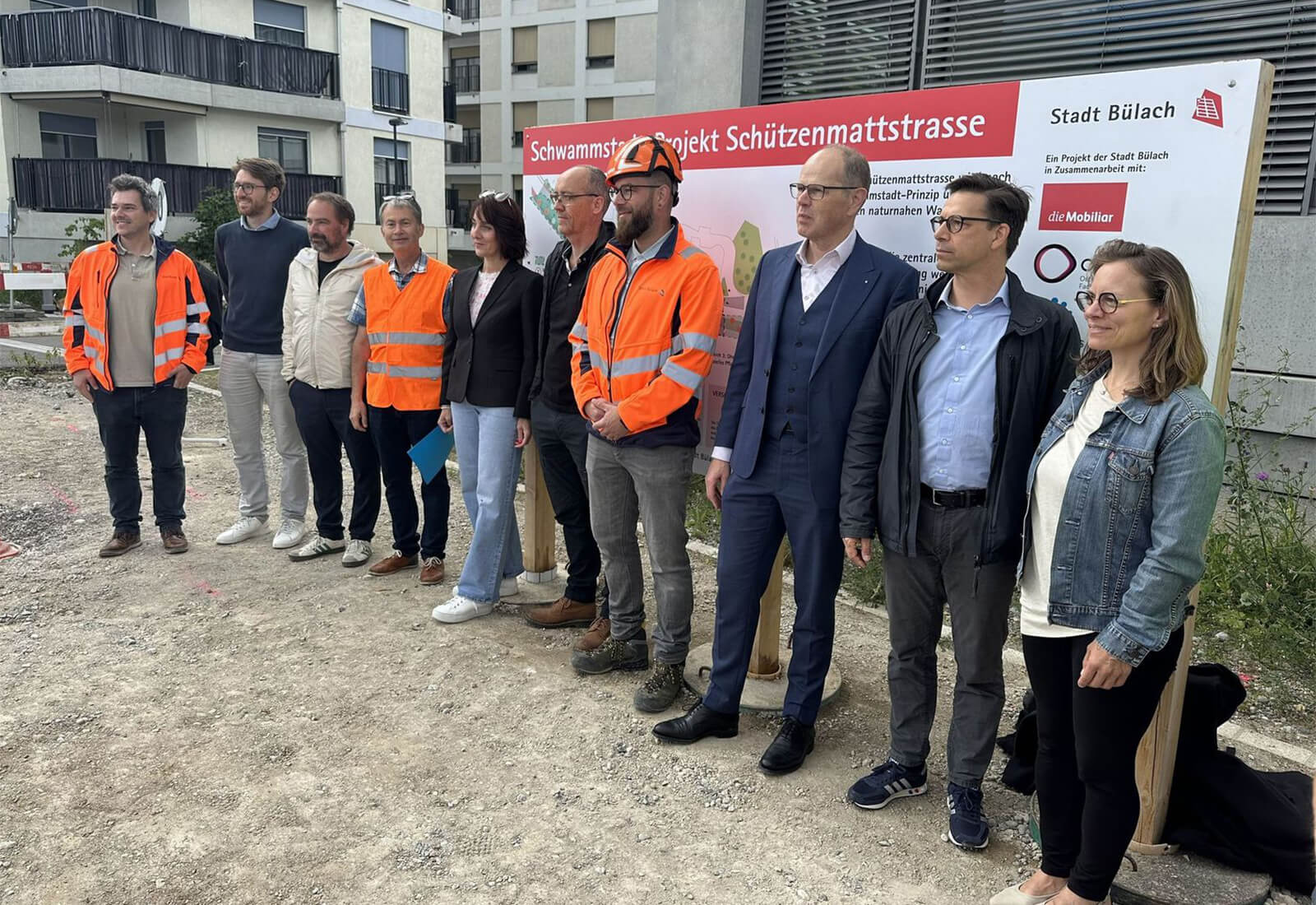 Gruppenfoto Spatenstich Schwammstadt-Projekt Schützenmattstrasse Bülach
