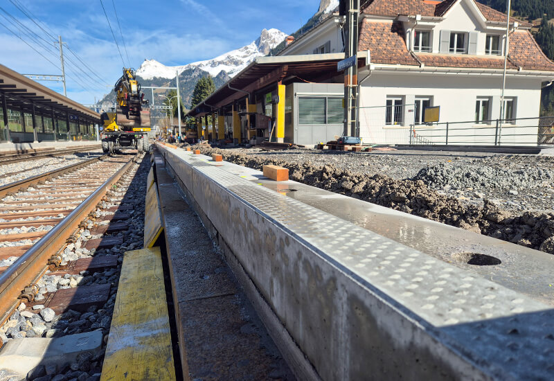 Chantier de la gare de Kandersteg avec les nouveaux angles de quai en béton