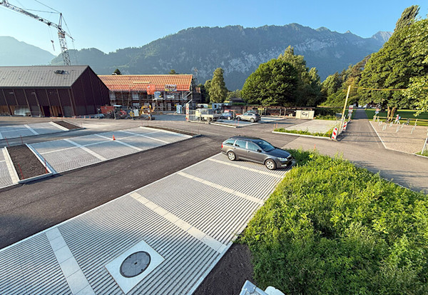 So fühlt sich ein Hole-in-One abseits des Grüns an. Für die Erneuerung des Parkplatzes beim Golfclub Interlaken-Unterseen haben wir RAINA Rasenliner geliefert.