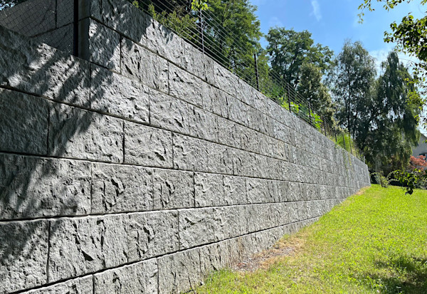 Un mur de soutènement généreux a été réalisé pour l'espace extérieur d'une maison individuelle privée. Plus de 240 éléments de mur de soutènement CREABETON ont été utilisés à cet effet.