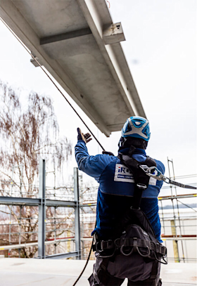 Déplacement juste à temps des éléments en béton.
