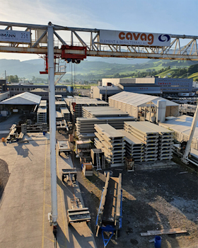 L'entrepôt d'éléments à l'usine de Schachen avec les plaques de chaussée en béton préfabriqué de MÜLLER-STEINAG ELEMENT AG.