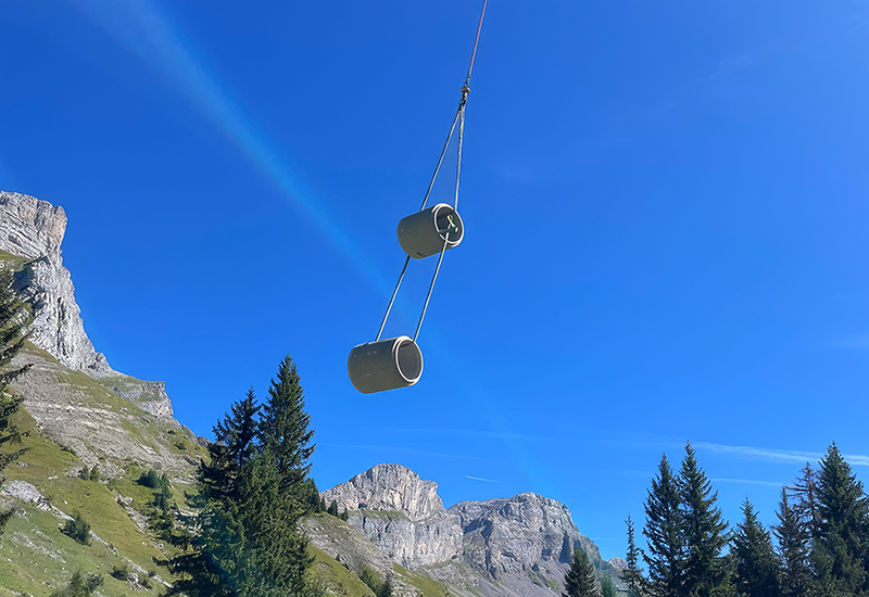Betonrohre auf dem Luftweg zur Rugghubelhütte