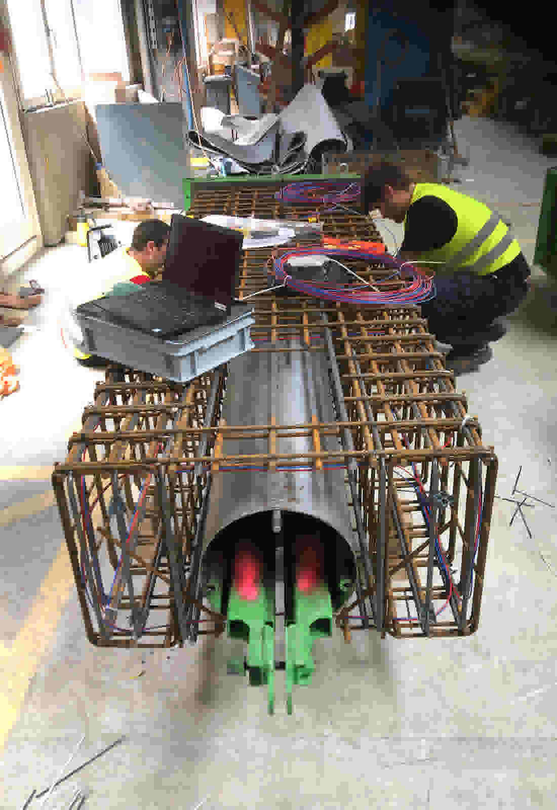 Installation des capteurs sur les caniveaux de drainage