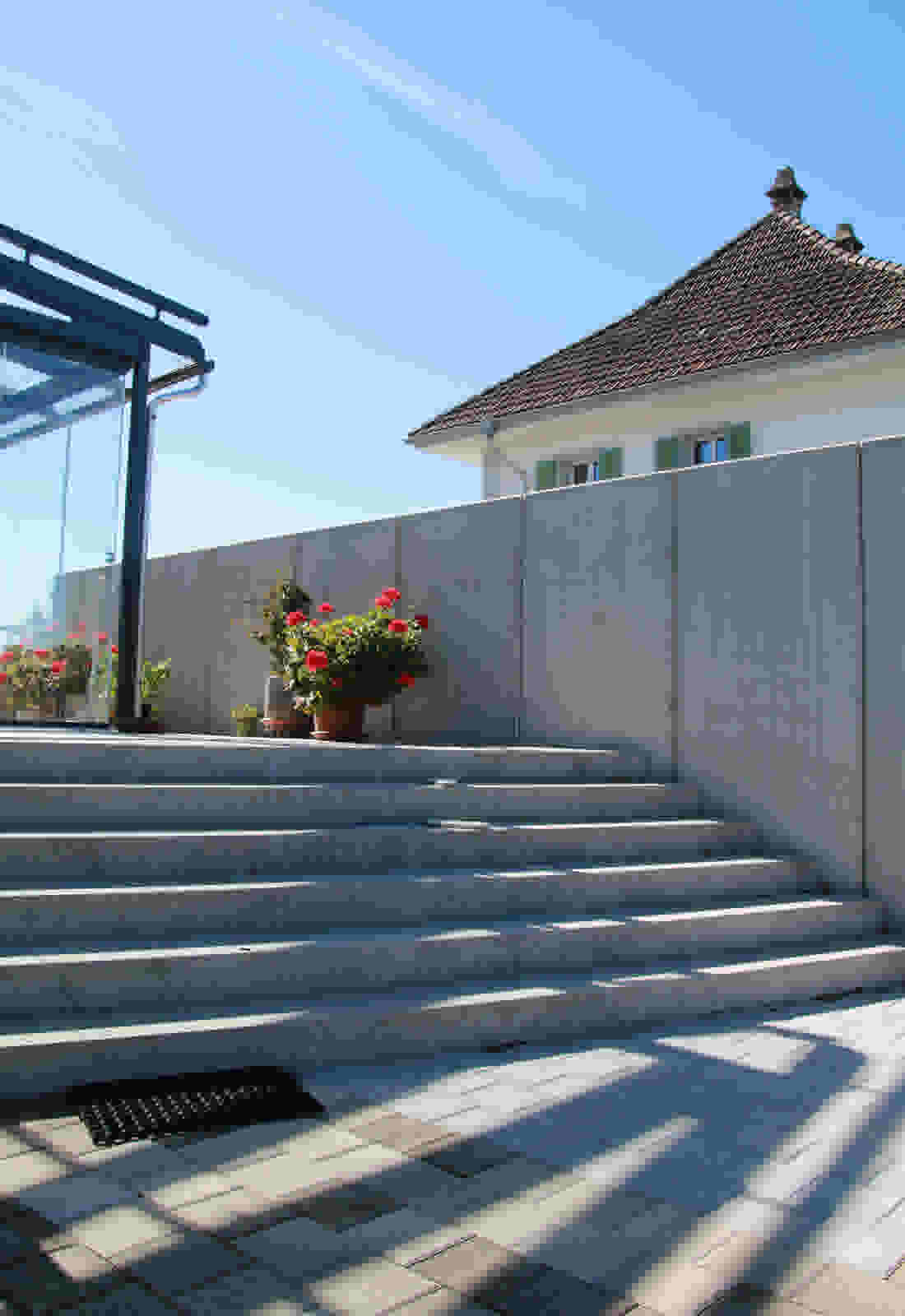 Treppenstufen mit Winkelplatten als Sichtschutz