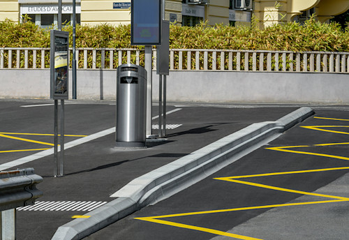 creacces Bordstein eingebaut an einer Haltestelle.
