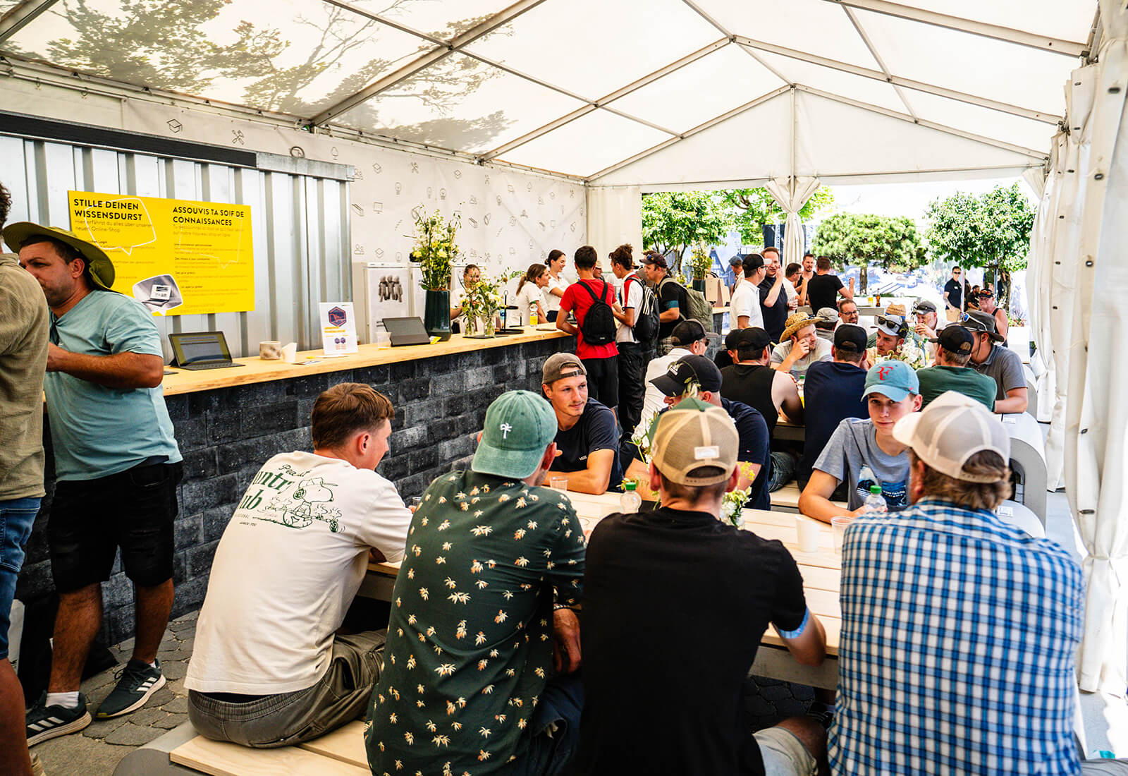 Der Messestand der CREABETON an der ÖGA 2026. Eine Bar mit erfrischenden Getränken und Sitzgelegenheiten aus Beton, die rege genutzt werden. 