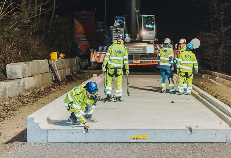 Montage des dalles préfabriquées pour bus