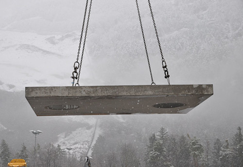 Es folgt die werkseitig vorfabrizierte Abdeckplatte. 