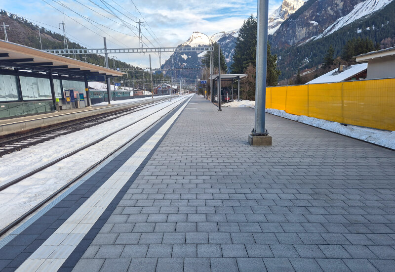 Modernisierung des Bahnhofs Kandersteg mit barrierefreien Pflastersteinen