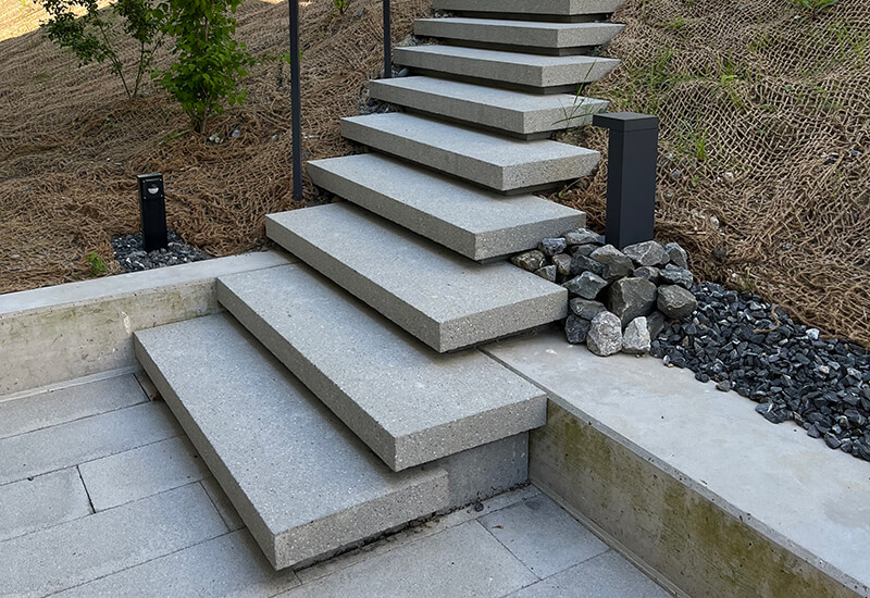 Des marches d'escalier individuelles disposées à distance les unes au-dessus des autres créent un effet visuel d'escalier flottant.