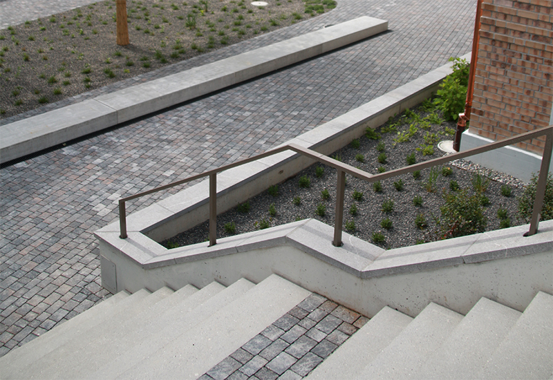 Detailaufnahme der Treppe und der Begegnungszone aus FRIEDA® Pflastersteinen