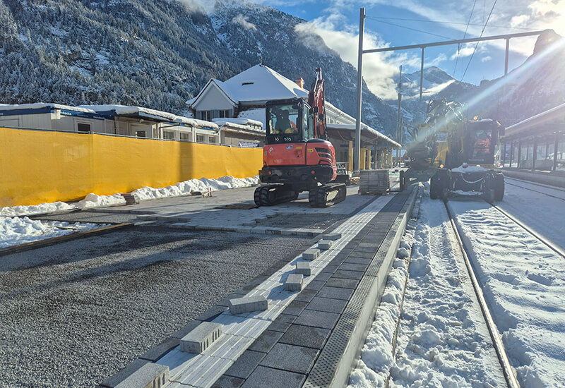 Einbau der barrierefreien Pflastersteine beim Bahnhof Kandersteg
