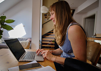 Smart Hints and Tips: Electronic IE HE A woman working on the laptop in a common area