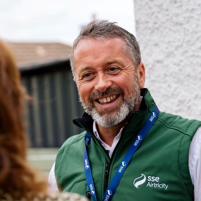 Installation A smiling worker talking to a customer