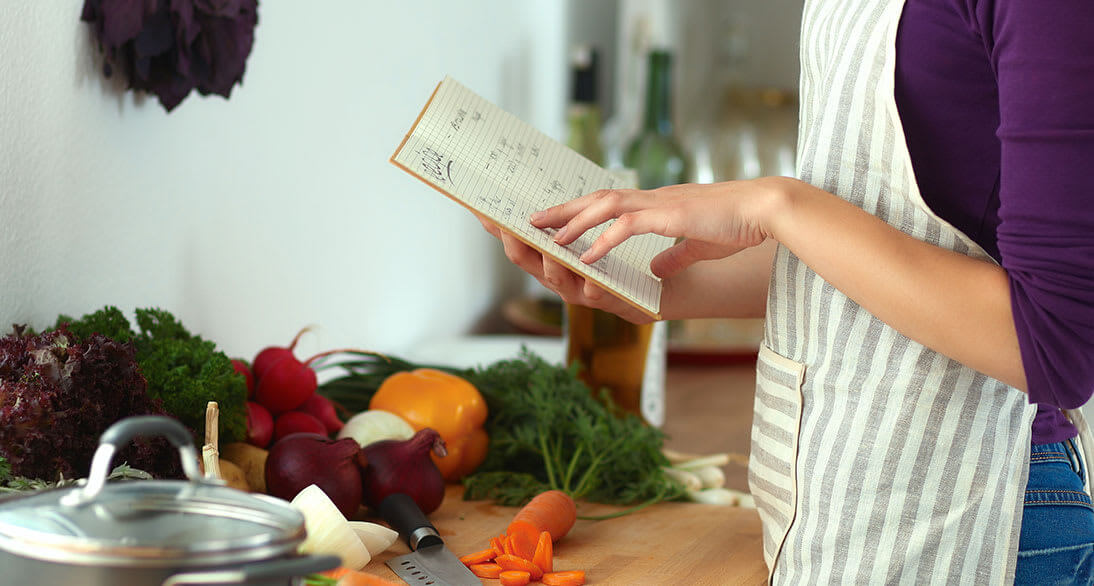 Mujer cocinando receta con vegetales