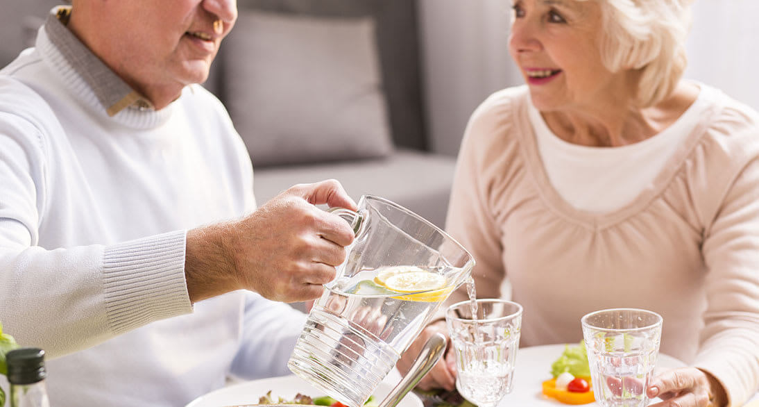 Pareja de adultos mayores tomando agua